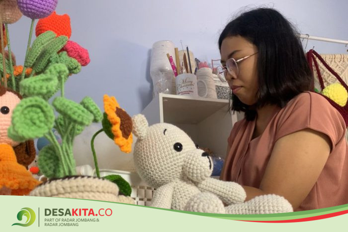 Kreatif! Ibu Rumah Tangga di Desa Sengon Jombang Ini Sulap Benang Jadi Cuan lewat Boneka Rajut