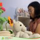 Kreatif! Ibu Rumah Tangga di Desa Sengon Jombang Ini Sulap Benang Jadi Cuan lewat Boneka Rajut