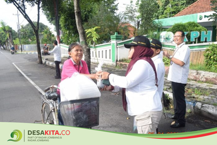 Peduli Lingkungan, Perum Perhutani Jombang Bagikan 2026 Bibit Pohon