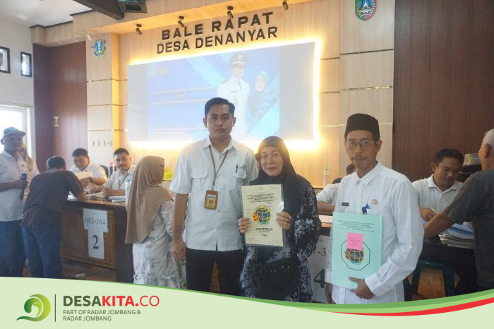 Upaya Minimalisir Konflik Pertanahan, Pemdes Denanyar, Kecamatan Jombang Serahkan Ratusan Sertifikat PTSL kepada Warga