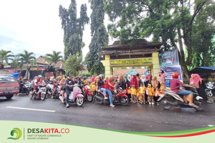 Upaya Tanamkan Empati sejak Dini, RA Muslimat Bandung 1 Jombang Berbagi 1.000 Takjil