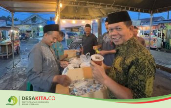 Kolaborasi Bersih Masjid,  Desa Bedahlawak, Kecamatan Tembelang Berbagi Takjil selama Ramadan