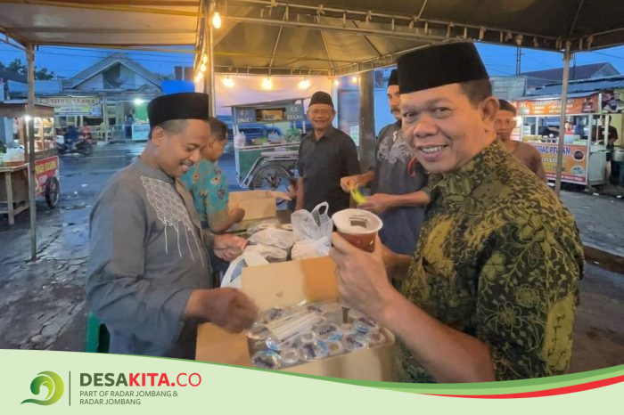 Kolaborasi Bersih Masjid,  Desa Bedahlawak, Kecamatan Tembelang Berbagi Takjil selama Ramadan