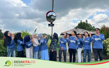 Keren! Baksos di Desa Wringinpitu Mojowarno Jombang, Mahasiswa UNISMA Pasang Cermin Keselamatan