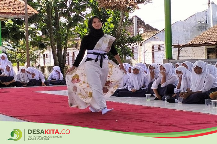 SMPN 2 Perak Jombang Gelar Kokurikuler Produksi Ecoprint dan Semarakkan Peringatan Hari Kartini