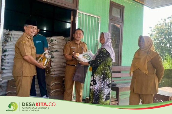Peduli, Desa Gondek, Kecamatan Mojowarno Salurkan Bantuan Pangan untuk Ribuan Warga Desa PBP