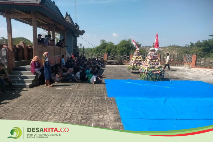 Ratusan Warga Ikuti Sedekah Bumi dan Berebut Gunungan di Dusun Grobogan Karangpakis