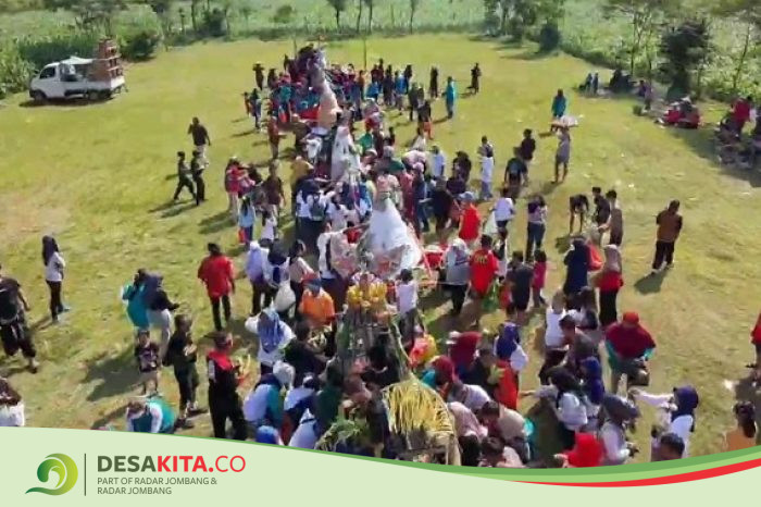 Desa Diwek, Kecamatan Diwek Jombang Gelar Arak-arakan Hasil Bumi Warnai Sedekah Dusun