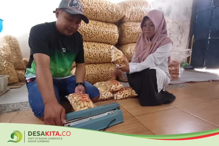 Desa Gedangan, Kecamatan Kutorejo Dampingi UMKM Kerupuk Tengiri, Latih Pemasaran dan Pembukuan