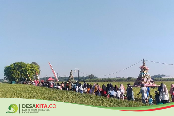 Sedekah Bumi Dusun Klepek, Desa Sukoiber Jombang Jadi Magnet Warga, Gunungan Hasil Panen Diperebutkan