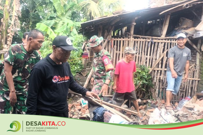 Desa Wringinrejo, Kecamatan Sooko Gotong Royong Bantu Warga Terdampak Bencana