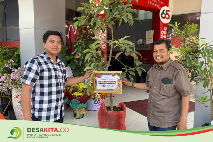 Dukung Gerakan Jombang Beratap Buah, Bank Jatim Jombang Dapat Kado Bibit Buah di HUT ke-65