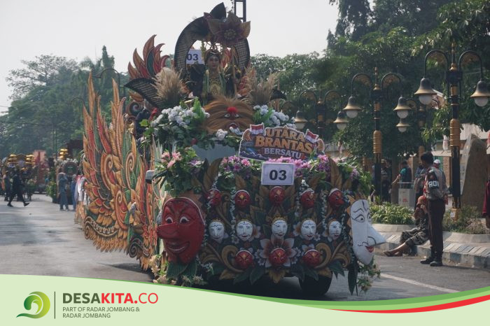 Karnaval Jombang 2026 Meriah, Hasil Bumi Jadi Rebutan Warga