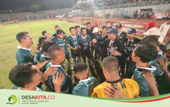 BERI ARAHAN: Pelatih Pitung Hariyono memberi arahan tim PKDI Kabupaten Mojokerto saat pertandingan di Stadion Gelora Bangkalan, Madura, Minggu (13/9) malam.