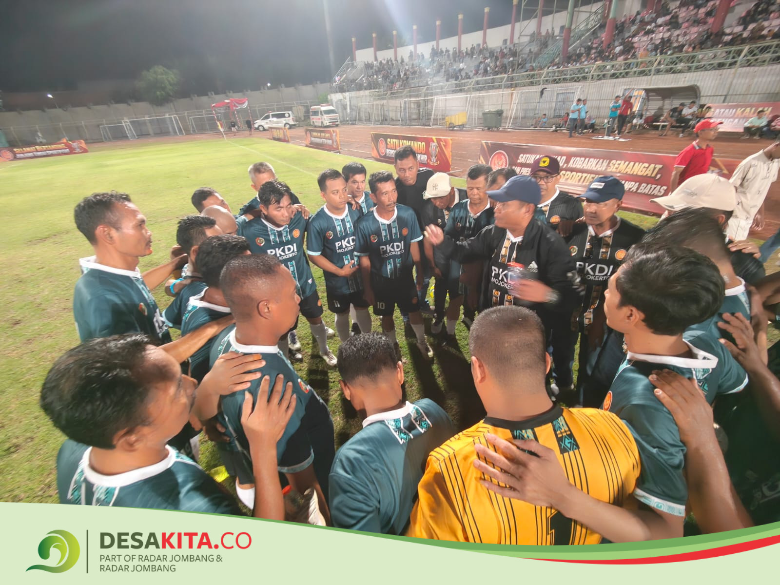 BERI ARAHAN: Pelatih Pitung Hariyono memberi arahan tim PKDI Kabupaten Mojokerto saat pertandingan di Stadion Gelora Bangkalan, Madura, Minggu (13/9) malam.