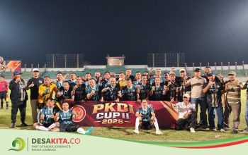 MEMBANGGAKAN: Dewan Pembina DPP PKDI Muchammad Yusuf (Gus Yusuf) menyerahkan trofi dan hadiah kepada Ketua PKDI Kabupaten Mojokerto, Sunardi, SH bersama tim di Stadion Gelora Bangkalan, Madura, Minggu (13/9) malam.