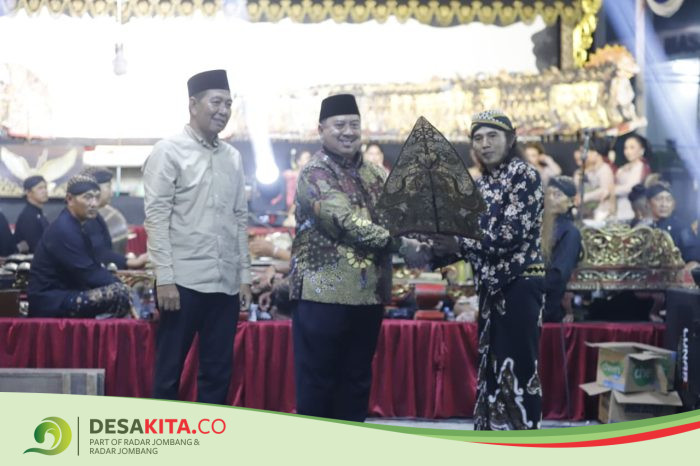 Desa Tanjungwadung Kecamatan Kabuh Jombang Sosialisasi Program Desa Mantra Lewat Pagelaran Wayang Kulit