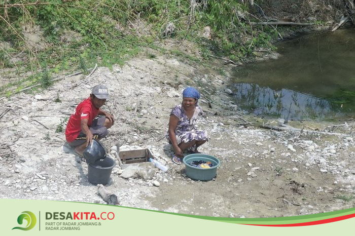 Sumur Mengering, Warga Desa Jiporapah Jombang Mengais Air dari Belik Sungai